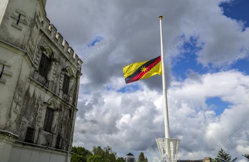 BENDERA IBU PERTIWI SEPARUH TIANG