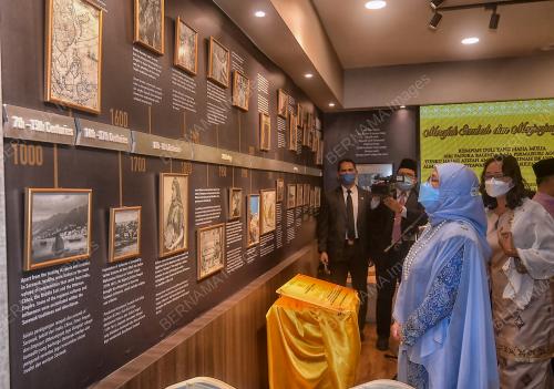 TUNKU HAJAH AZIZAH AMINAH MAIMUNAH ISKANDARIAH