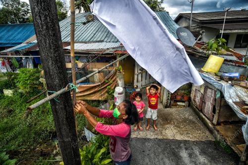 KIBAR BENDERA PUTIH MOHON BANTUAN