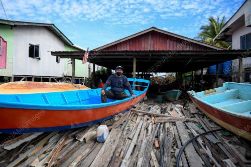 PEMBUATAN BOT FIBER DI PULAU BRUIT, SARAWAK