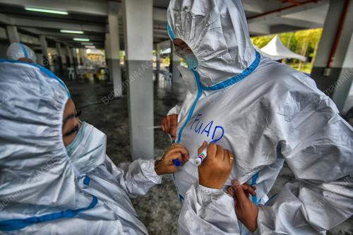 PETUGAS BARISAN HADAPAN