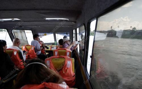 SK05_14042014_TOURIST_BOAT