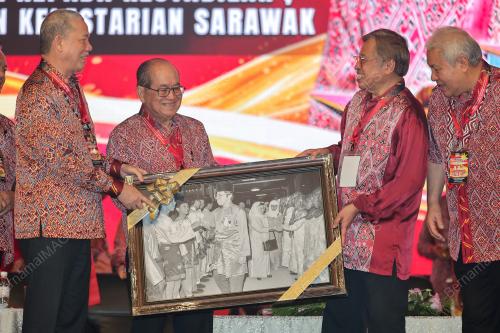 TAN SRI ABANG JOHARI TUN OPENG