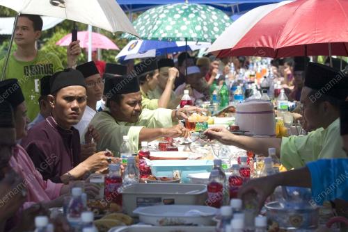 BERLANGGAR MEJA