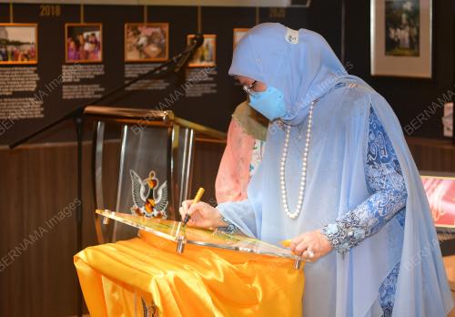 TUNKU HAJAH AZIZAH AMINAH MAIMUNAH ISKANDARIAH