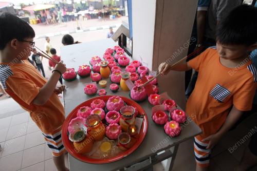 SK06_03052015_HARI_WESAK