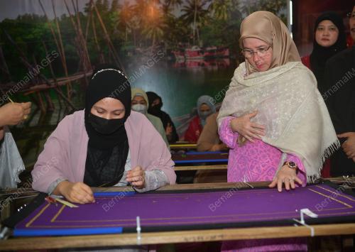 TUNKU HAJAH AZIZAH AMINAH MAIMUNAH