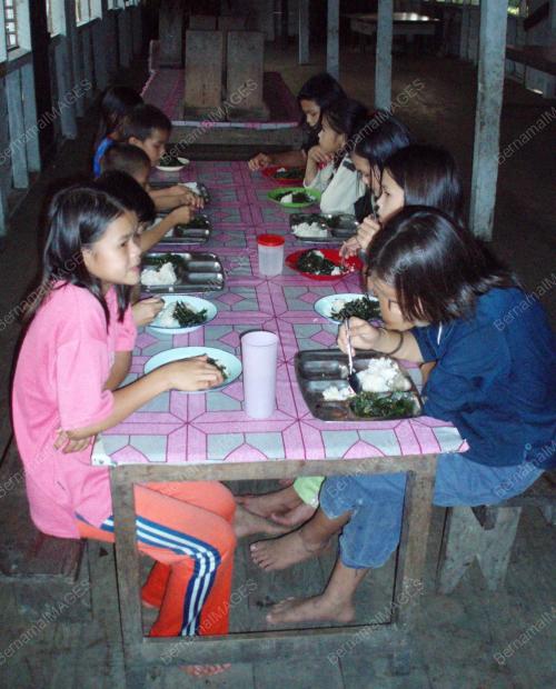PELAJAR_MAKAN