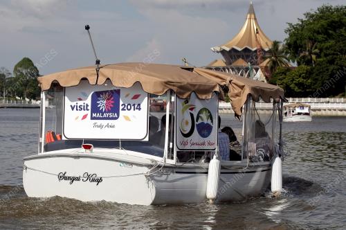 SK06_14042014_TOURIST_BOAT
