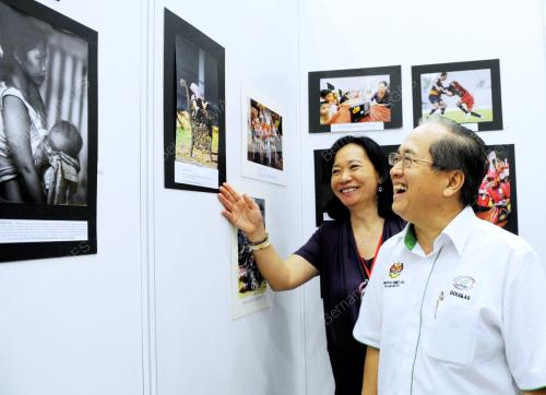 DATUK SERI DOUGLAS UNGGAH