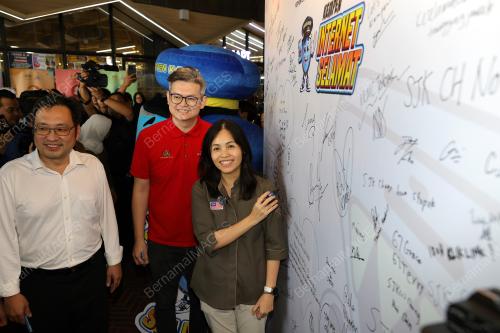 TEO NIE CHING RASMI KARNIVAL KOMUNITI KEMPEN INTERNET SELAMAT