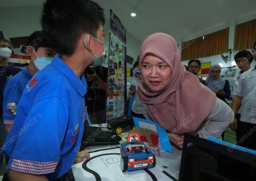 FADHLINA SIDEK