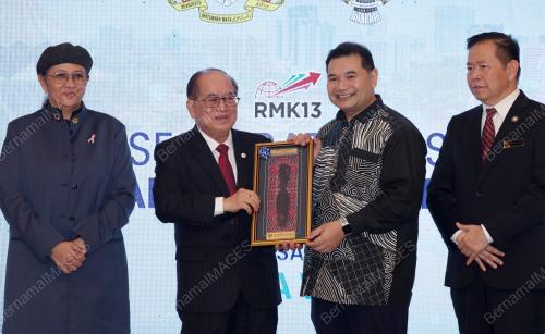 DATUK AMAR DOUGLAS UGGAH EMBAS