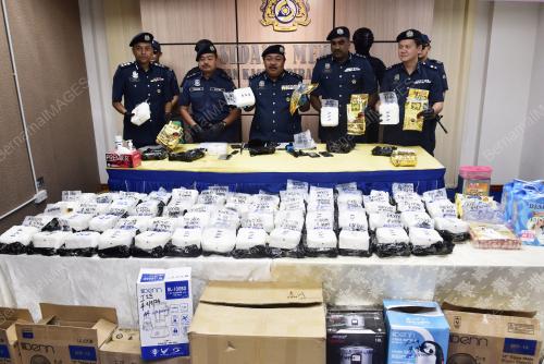 KASTAM MERAMPAS DADAH BERNILAI RM 1.9 JUTA