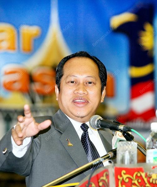AHMAD MASLAN