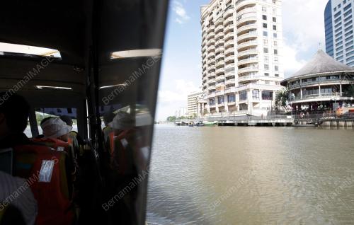 SK07_14042014_TOURIST_BOAT