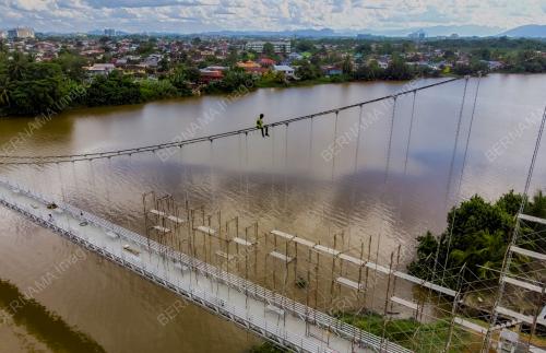 JAMBATAN GANTUNG SATOK