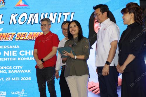 TEO NIE CHING RASMI KARNIVAL KOMUNITI KEMPEN INTERNET SELAMAT