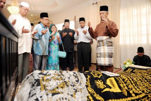 TUN ABANG MUHAMMAD SALAHUDDIN