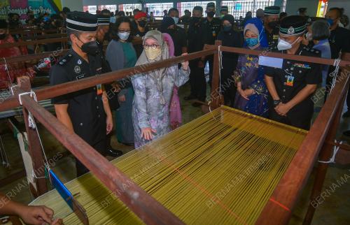 RAJA PERMAISURI AGONG TUNKU HAJAH AZIZAH AMINAH MAIMUNAH ISKANDARIAH