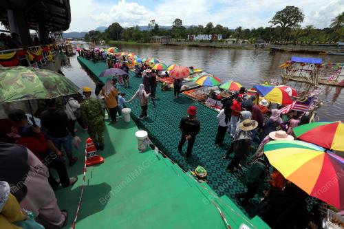 PASAR TERAPUNG TEBINGAN SUNGAI LAWAS