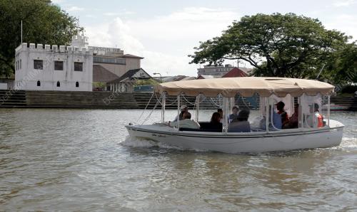 SK08_14042014_TOURIST_BOAT
