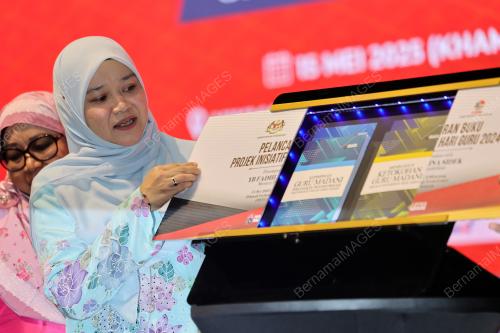 FADHLINA SIDEK