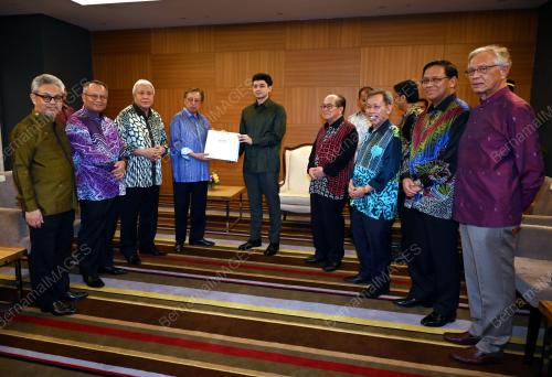TENGKU HASANAL IBRAHIM ALAM SHAH