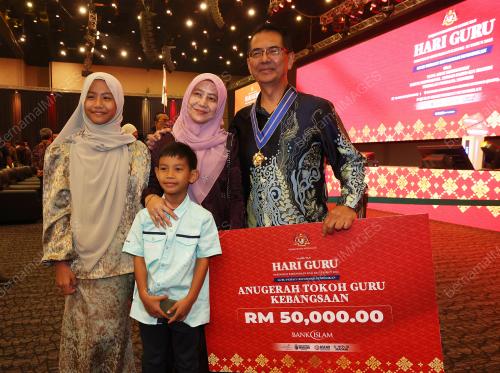 ANUGERAH TOKOH GURU