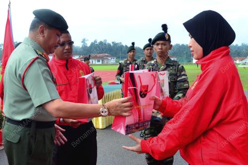 SK08_23042014_SERAH_BENDERA