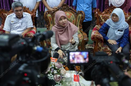 FADHLINA SIDEK