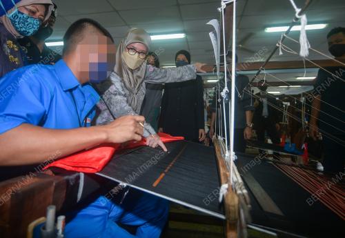 RAJA PERMAISURI AGONG TUNKU HAJAH AZIZAH AMINAH MAIMUNAH ISKANDARIAH