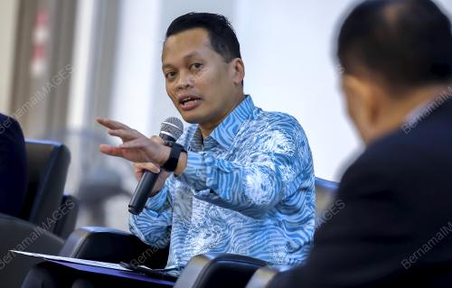 NIK NAZMI NIK AHMAD