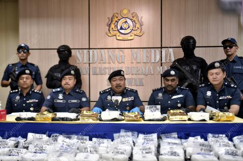 KASTAM MERAMPAS DADAH BERNILAI RM 1.9 JUTA