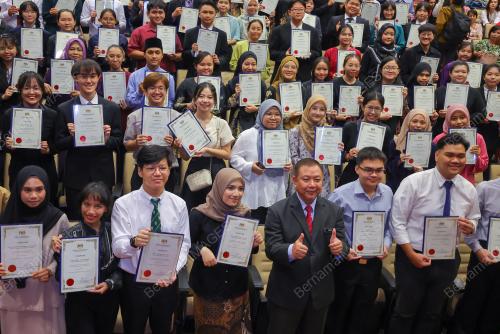 KEPUTUSAN SIJIL TINGGI PERSEKOLAHAN MALAYSIA (STPM)