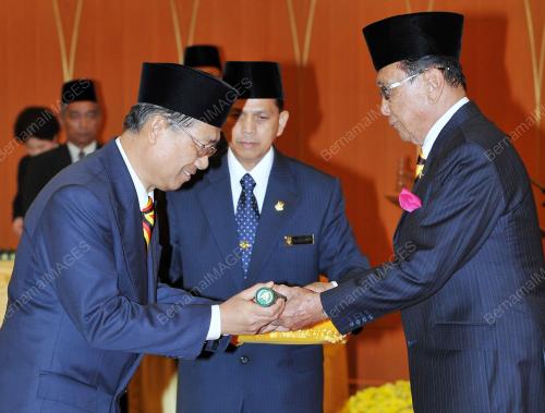 ISTIADAT ANGAT SUMPAH PELANTIKAN MENTERI-MENTERI MUDA