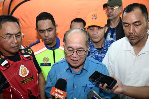 DATUK AMAR DOUGLAS UNGGAH EMBAS