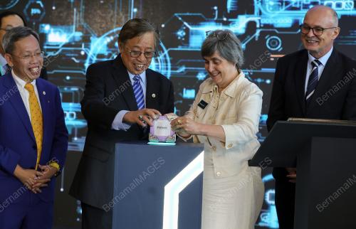 TAN SRI ABANG JOHARI TUN OPENG