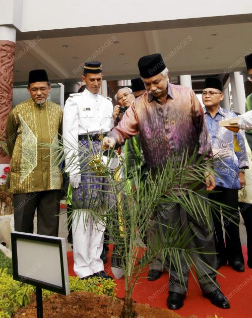 TUANKU MUHRIZ MUNAWIR