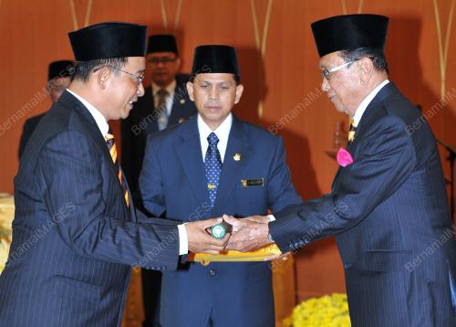 ISTIADAT ANGAT SUMPAH PELANTIKAN MENTERI-MENTERI MUDA
