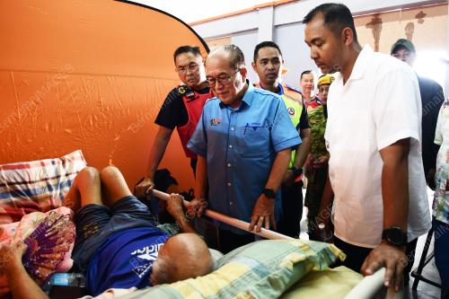 DATUK AMAR DOUGLAS UNGGAH EMBAS