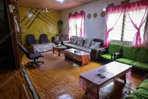 HOMESTAY SUNGAI BUANG