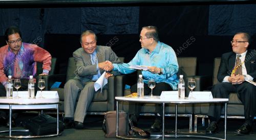 DATUK SERI DOUGLAS UNGGAH EMBAS