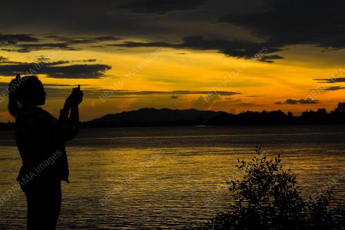 PEMANDANGAN MATAHARI TERBENAM DI SG BATANG SADONG