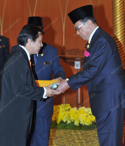ISTIADAT ANGAT SUMPAH PELANTIKAN MENTERI-MENTERI MUDA