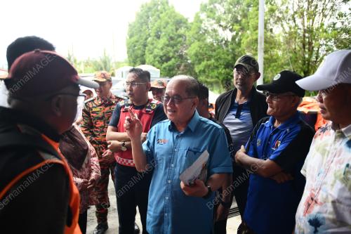 DATUK AMAR DOUGLAS UNGGAH EMBAS