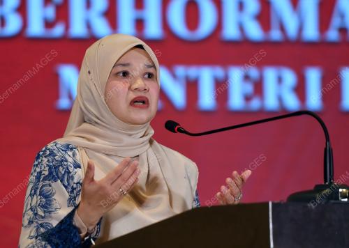 FADHLINA SIDEK