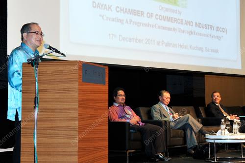 DATUK SERI DOUGLAS UNGGAH EMBAS