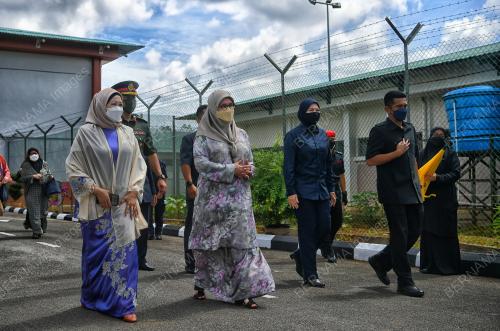 RAJA PERMAISURI AGONG TUNKU HAJAH AZIZAH AMINAH MAIMUNAH ISKANDARIAH