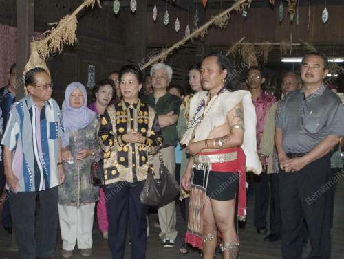 TUANKU MUHRIZ TUANKU MUNAWIR